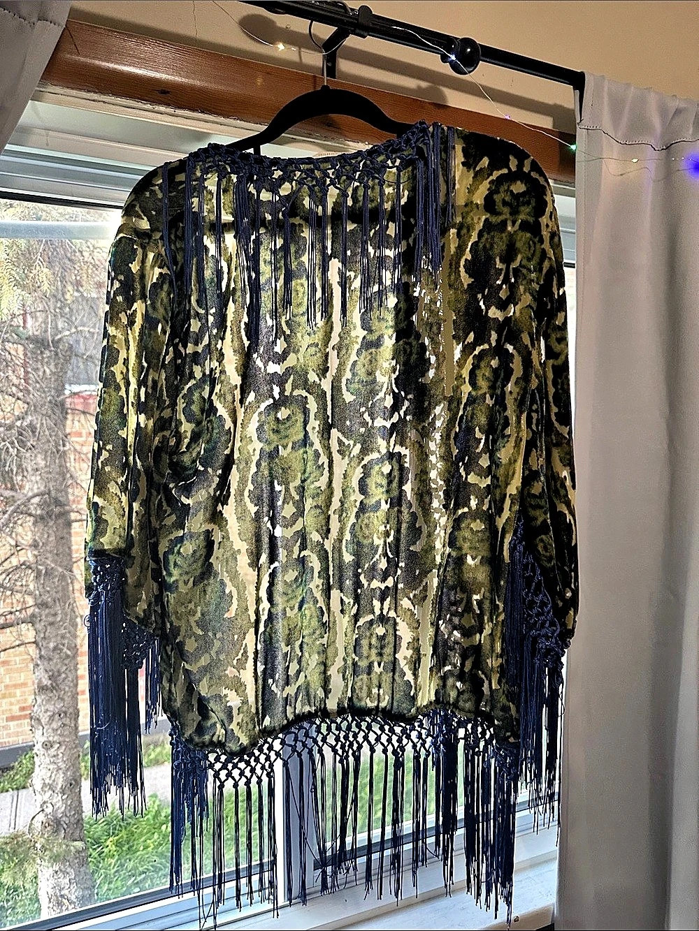 (ONE SIZE) Urban Outfitters Ecote Fancy Velvet Kimono in Green & Blue